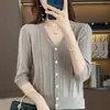 Nuevo estilo de verano cárdigan de punto de algodón puro con rayas verticales, mangas tres cuartos, chaqueta de color liso con cuello en V estilo coreano, top hueco de color liso para mujer