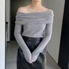 Top de punto sexy de manga larga con cuello de una línea y hombros descubiertos para mujer Jiuzhi Otoño Francés B8329