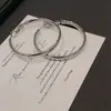 Pendientes de Aro Rayados Minimalistas de Alta Gama Chapados en Oro, Pendientes de Moda Transfronterizos Modernos y Únicos, Accesorios para Orejas Versátiles de Borde Ancho de Nicho