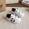 Novos Tênis Esportivos Infantis Primavera/Outono 2026 Meninos Meninas Biqueira Reforçada Tênis de Skate Desenho Animado Fofo Solado Macio Tênis Casuais