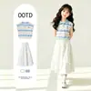 Conjunto de Verão Super Estiloso para Meninas: Nova T-shirt Tendência de Manga Curta com Gola Polo Color-Block e Saia de Bolo Conjunto de Duas Peças
