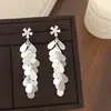 Brincos de Tarraxa Simples Elegantes com Borla de Metal de Alto Padrão, Sentido de Luxo Leve de Nicho, Personalizados, Versáteis para o Dia a Dia, Modernos para Mulheres