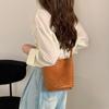 Capa Superior Cuero Vacuno Bolso Tejido Hecho a Mano 2025 Nuevo Estilo Vacacional Retro Ligero Bolso de Hombro Tipo Cubo Bolso Cruzado de Cuero Genuino para Mujer
