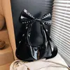 Moda Transfronteriza Estilo Chica Caliente Americana Bolso de Motocicleta de Moda con Remaches Diseño de Nicho Dulce y Fresco Bolso de Hombro Personalizado con Lazo