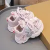 Tênis para meninas, novo estilo de malha para primavera e outono de 2026, tênis de moda infantil, tênis estilo pai para meninos, sapatos casuais para crianças de médio e grande porte.