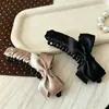 Pinza para el pelo con lazo de satén brillante coreano con un ambiente dulce y elegante, textura pequeña estilo Chanel, accesorio con cuerpo para la parte trasera de la cabeza.