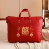 Esta bolsa es para guardar edredones, recuerdos de boda, ropa de dote, edredones rojos de invierno, y es de gran capacidad, plegable e impermeable.