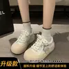 Tênis brancos de sola grossa femininos, novo modelo outono 2026, sapatos fofos chunky versáteis com estampa de estrela, tênis casuais esportivos, modernos