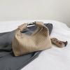 Bolso plisado portátil de nicho para mujer, otoño e invierno 2023, nuevo bolso retro de moda para axilas, bolso bandolera con bandolera a juego.