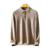 Polo de cachemira para hombre con un corte elegante, urbano, minimalista y relajado, que encarna una estética "old money" para otoño e invierno