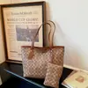 2026 Bolsas Tote Monogramadas Vintage Nuevas de Principios de Otoño, Bolso Simple de Gran Capacidad para Madre e Hijo, Bolsa de Almacenamiento para Viajes Diarios, Bolsos de Mujer al por Mayor