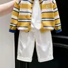 Ropa infantil coreana 2026 colección otoño/invierno nueva: Cárdigan de punto a rayas amarillas, suéter para niños y pantalones de pierna recta, un conjunto de dos piezas