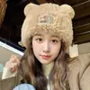 8327 otoño e invierno lindo oso sombrero cálido cara pequeña protección para las orejas sombrero de punto de lana moda coreana sombrero con cordón para mujer