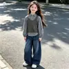 Conjunto Estilo Coreano para Meninas 2026 Novo Estilo Crianças Médias e Grandes Camisa Plaid com Mangas Bufantes Colete Calça Jeans Cropped Conjunto de Três Peças