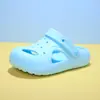 Sapatos estilo Crocs de fundo plano para bebês e crianças pequenas, chinelos fechados fofos de verão para uso externo antiderrapantes, sandálias de praia