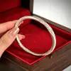El mismo estilo que el brazalete de plata lisa de la joyería con patrón de voluta de cuatro lados estilo antiguo, lujo ligero vintage con una sensación de alta gama, estilo chino nuevo, brazalete grabado