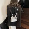 Bolso Único de Concha Tachonada Color Dorado Champagne 2025 Nuevo Moderno de Hombro Único Cruzado Nuevo Bolso para Mujer