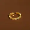 Anillo Abierto de Nuevo Estilo Dorado con Diamantes Completos y Circonita Verde para Mujer, Lujo Ligero, Diseño de Nicho de Gama Alta, Joyería Elegante
