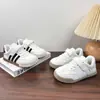 Zapatillas de Entrenamiento Blancas y Negras para Niñas Modelo Primavera 2026 Zapatos Infantiles Zapatos Deportivos de Suela Blanda para Niños Zapatos Blancos Versátiles para Niños