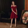 Vestido Curto de Cocktail Vermelho Tomara que Caia com Mangas Bufantes Laço na Cintura Saia Evasê Ocasião de Festa Vestido Elegante
