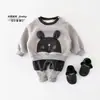 Conjunto de sudadera casual de invierno para niñas, con diseño de caricatura, top de manga larga con forro polar y pantalón de chándal grueso y cómodo.. 65389