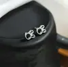 Colección de Aretes Lisos de Plata para Estudiantes Mujeres, Aretes Versátiles de Moda, Venta al por Mayor de Invierno, Estilo Ins de Aguja de Plata con Moño