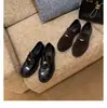 Em Estoque, Envia Imediatamente! Mocassins de Camurça com Salto Bloco, Estilo Igual, com Moedas Douradas Pequenas, Sapatos Femininos de Couro Elegantes e Sofisticados
