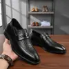 Zapatos de cuero de negocios para hombre, mocasines de cuero repujado, slip-on de estilo británico casuales y formales, adecuados para hombres jóvenes y de mediana edad