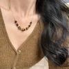 Colar de fio de ouro Maillard Tiger Eye Outono e inverno Luz Luxo Irregular Metal Beads Snake Bone Fino Colar de lã Corrente