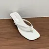 Sandalias de dedo de tacón de aguja cuadrado de moda de nicho para uso exterior, nuevo estilo de verano 2026 para mujer, chanclas suaves de tacón alto, fáciles de combinar