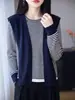 Conjunto de tricô de duas peças com xale de design exclusivo, meticulosamente confeccionado para se assemelhar a listras clássicas de lã, top em camadas com gola redonda para mulheres