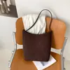 Bolso tipo cubo de cuero PU de gran capacidad minimalista estilo coreano, un artículo de moda transfronterizo de alta gama y único, perfecto para ir al trabajo y el uso diario, un bolso de hombro tote para mujer