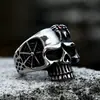 Anel de caveira esculpida em aço inoxidável Steel Warrior, joia de anel de aço titânio com gema incrustada, estilo retrô europeu e americano