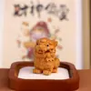 Esculturas em madeira de cipreste, figuras de desenhos animados: Enfeites de mesa, artesanato no atacado de Doraemon, Ultraman, Mickey, Snoopy