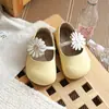 Ins Zapatos pequeños de cuero estilo francés 2026 primavera y otoño nuevo versión coreana para niñas zapatos tipo mocasín florales de princesa suela blanda