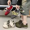 Zapatos Planos Versátiles de Suela Suave De-Xun 2026 Primavera/Otoño Moda Casual Zapatos Deportivos Ocultos para Aumentar la Altura Zapatos Retro Americanos Forrest Gump