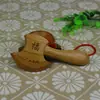 Suministro de fábrica al por mayor y al por menor hacha de madera de durazno adornos de talla de doble cara colgante grabado láser grabado de regalo logo