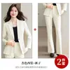 Elegante traje gris para mujer para otoño, atuendo de negocios profesional, ropa de trabajo para gerente de hotel