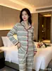 Nuevos pijamas de mujer para otoño e invierno, terciopelo cálido con cuello de concha, colores contrastantes, estilo de dibujos animados dulce, conjunto de ropa de casa de alta gama