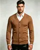 Cardigã de malha masculino de cor sólida com decote em V e corte slim, estilo europeu e americano, para outono e inverno. Uma peça de outer wear de tricô moderna e casual para homens jovens.