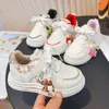 Tênis Infantil para Ensino Fundamental 2026 Primavera e Outono Novos Sapatos Brancos Casuais Respiráveis Moda Desenho Tênis Esportivos Sapatos para Meninas