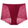 Ropa interior de encaje hueco para mujer de talla grande transfronteriza, sexy y a la moda, con un diseño de lujo ligero, caracterizada por una cintura media-alta y un corte triangular ligero y transpirable