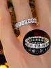 Los anillos transfronterizos de estilo europeo y americano, minimalistas y únicos, incrustados con circonitas, son superventas, exudan una vibra de lujo discreto de alta gama y un estilo versátil.