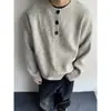 Suéter gris estilo henley retro americano para hombre, estilo invernal relajado, suéter de alta gama, chaqueta de corte limpio