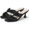 Sandalias Cuadradas Abiertas de Verano 2026 Estilo Hada Tacón Cuña 6.5cm Moño Decorado con Perlas Zapatos para Mujer