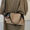 Bolso de axila para mujer, nueva colección de otoño 2026, bolso de hombro moderno y versátil, material de gamuza, elegante bolso cruzado