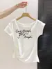 (Algodão de imitação canelado 1x1) Camiseta feminina estilo coreano com estampa de letras, gola assimétrica, manga curta, novo modelo de verão com babados laterais