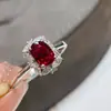 Anel de Zircônia Vermelha Cravejado com Diamantes, Exquisito, Simples e Generoso, Ajuste Aberto, Atacado de Joias Europeias e Americanas para Transmissões ao Vivo no TikTok