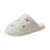 Pantuflas de algodón de invierno, adecuadas para comercio electrónico transfronterizo, con diseño de punta cerrada, bordado lindo, suelas suaves y cómodas, y se pueden usar tanto en interiores como en exteriores.