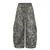 Calça de moletom camuflada com estampa de letras retrô estilo americano, multi-bolsos, perna curva, unissex, modelagem solta, casual, calça de trabalho de perna larga para o outono